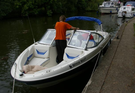 9787 300709boat000146 640x426