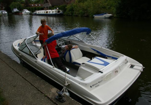 9788 300709boat000247 640x426